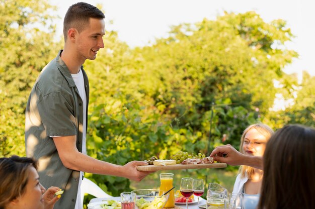 Feche amigos com comida deliciosa