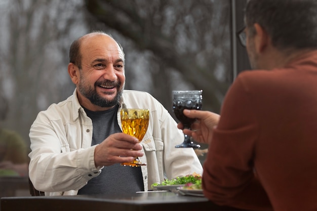 Foto grátis feche amigos felizes com bebidas