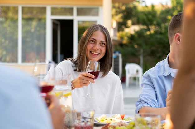 Feche amigos felizes com vinho