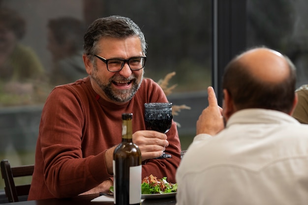 Foto grátis feche amigos felizes na mesa