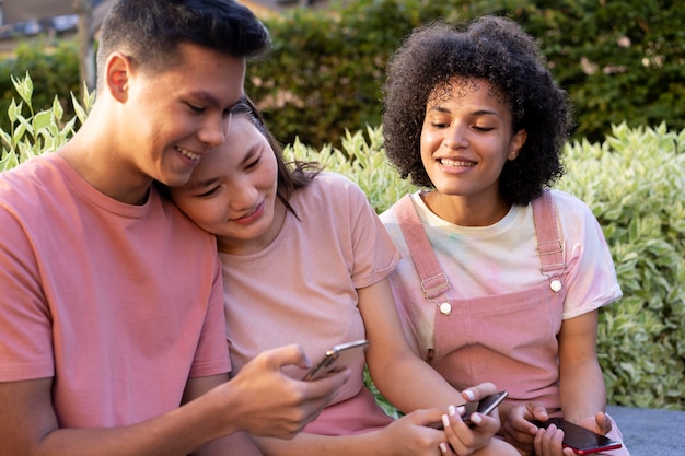 Foto grátis feche amigos sorridentes ao ar livre