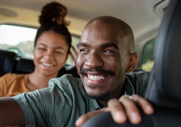 Foto grátis feche amigos sorridentes dentro do carro