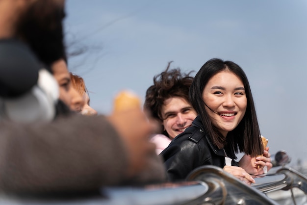 Foto grátis feche amigos sorridentes na cidade