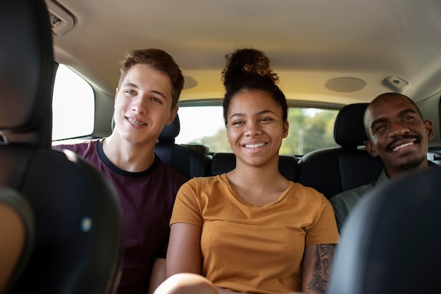 Foto grátis feche amigos sorridentes no carro