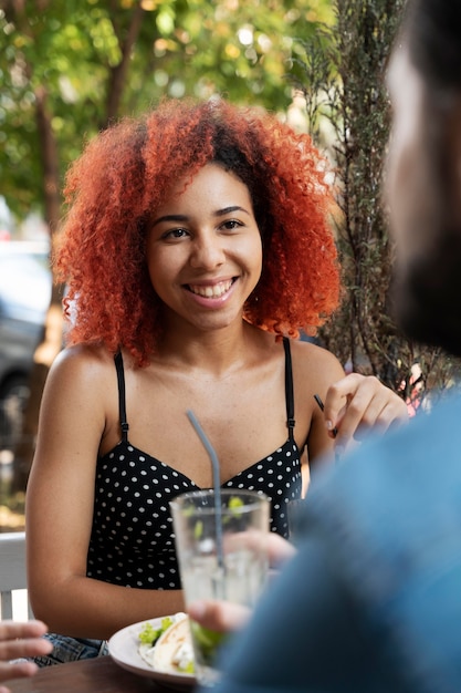 Foto grátis feche amigos sorridentes no encontro