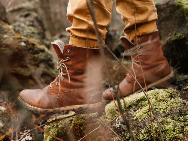 Feche as botas caminhando na floresta