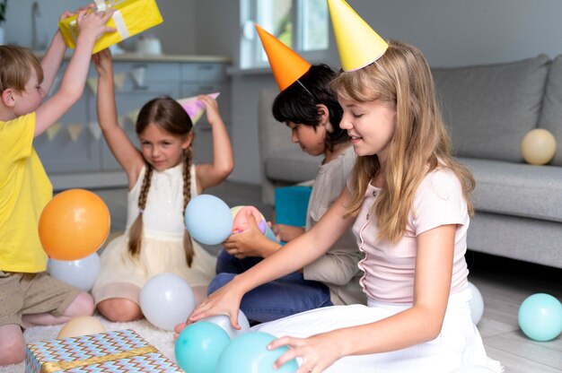 Feche as crianças comemorando o aniversário