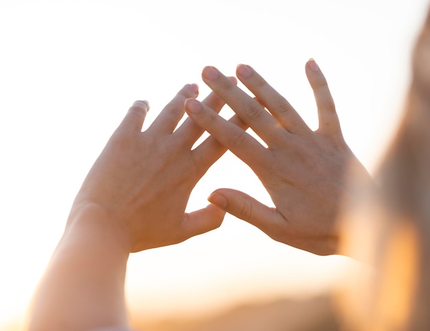 Foto grátis feche as mãos ao ar livre