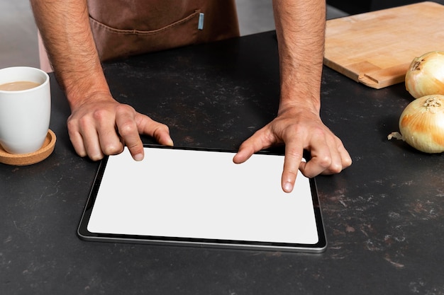 Foto grátis feche as mãos com o tablet