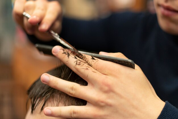 Feche as mãos cortando o cabelo