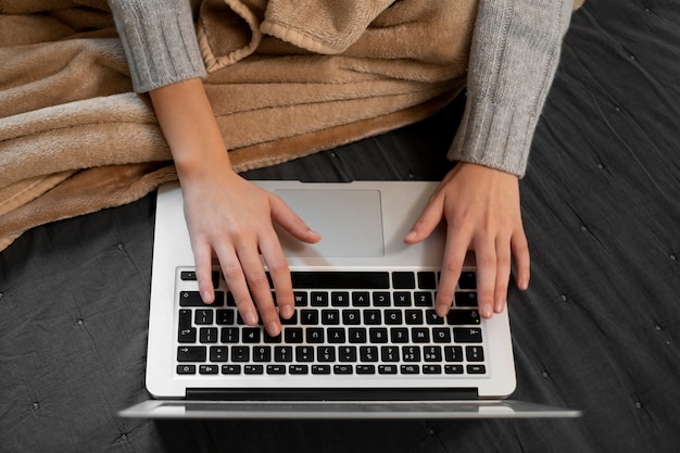 Foto grátis feche as mãos digitando no teclado