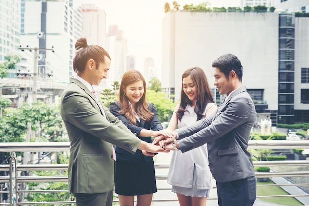 Feche as mãos dos empresários. Conceito de trabalho em equipe.