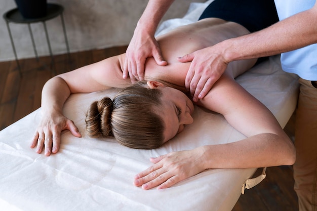 Feche as mãos massageando o paciente