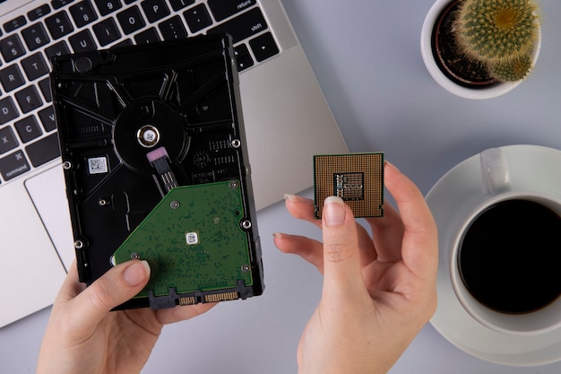 Foto grátis feche as mãos segurando o hardware