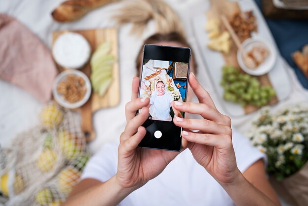 Feche as mãos segurando o smartphone