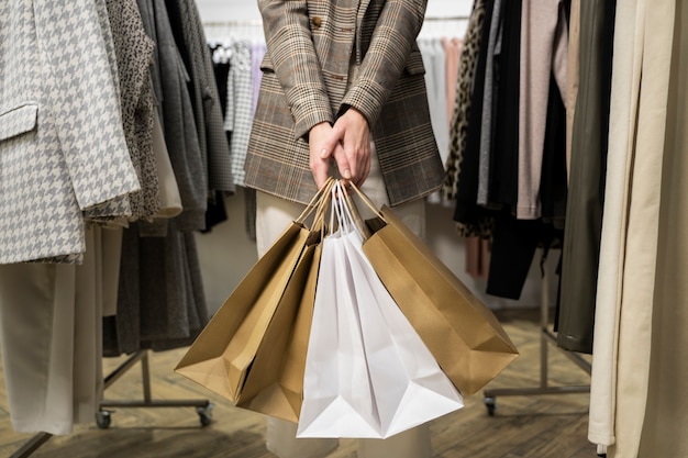 Foto grátis feche as mãos segurando sacolas de compras