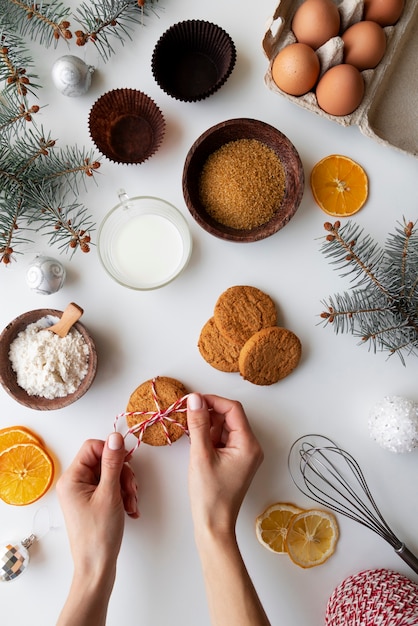 Foto grátis feche as mãos segurando um biscoito