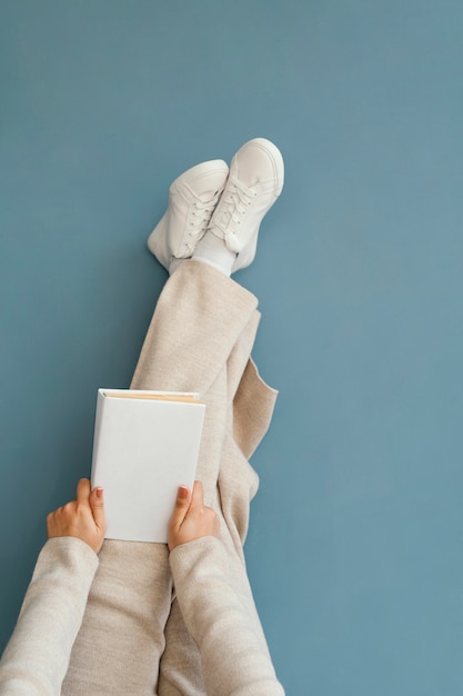 Foto grátis feche as mãos segurando um livro