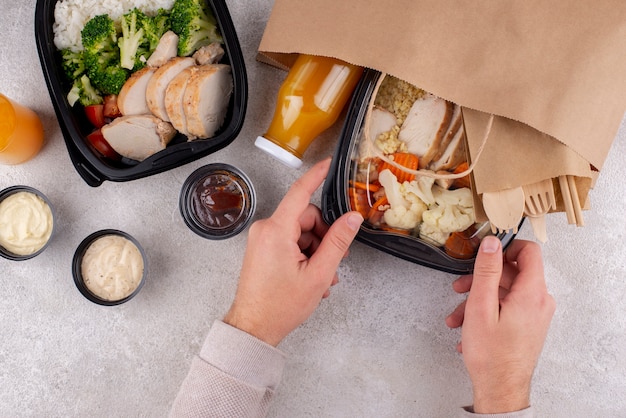 Feche as mãos segurando um pacote de comida