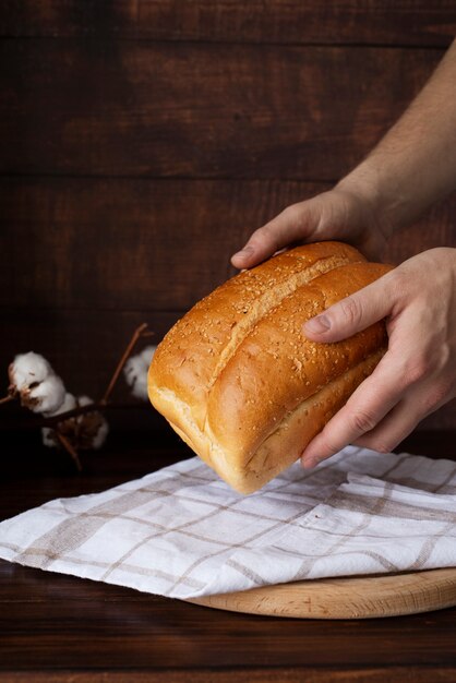 Feche as mãos segurando um pão