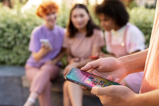 Feche as mãos segurando um smartphone