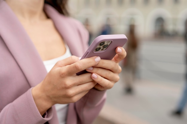 Feche as mãos segurando um smartphone