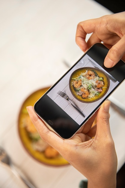 Feche as mãos segurando um smartphone