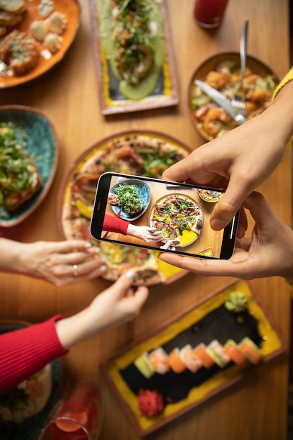 Feche as mãos segurando um smartphone