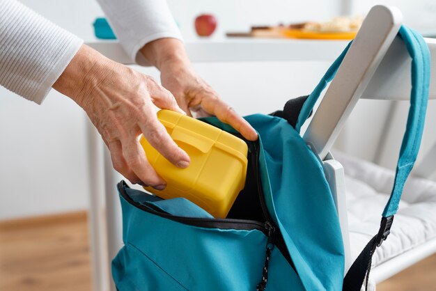 Feche as mãos segurando uma caixa de comida