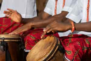 Foto grátis feche as mãos tocando bateria