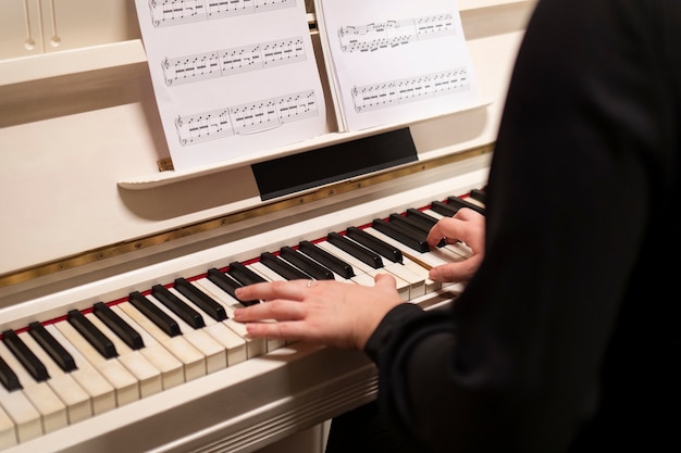 Feche as mãos tocando piano