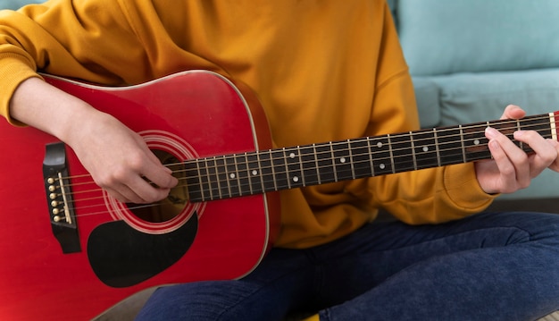 Feche as mãos tocando violão