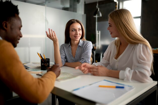 Feche as mulheres discutindo com o agente de viagens