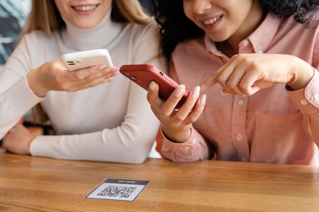 Feche as mulheres segurando smartphones