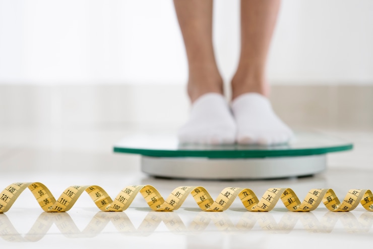 Foto grátis feche as pernas na máquina de musculação