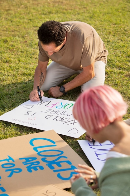 Feche as pessoas com banners ao ar livre