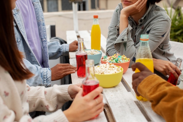 Feche as pessoas com bebidas e lanches