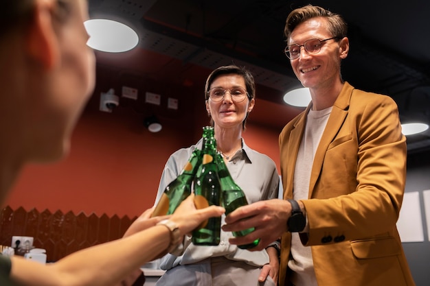 Foto grátis feche as pessoas com bebidas