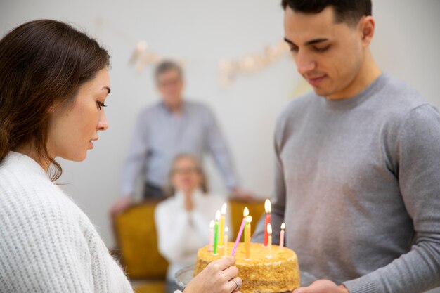 Feche as pessoas com bolo de aniversário