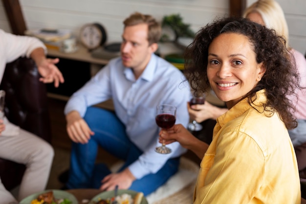 Feche as pessoas com comida e vinho