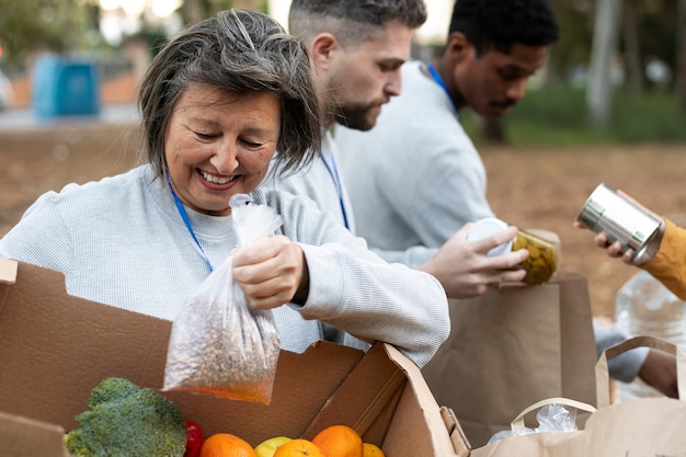 Foto grátis feche as pessoas com doações de alimentos