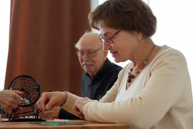 Feche as pessoas jogando bingo juntas