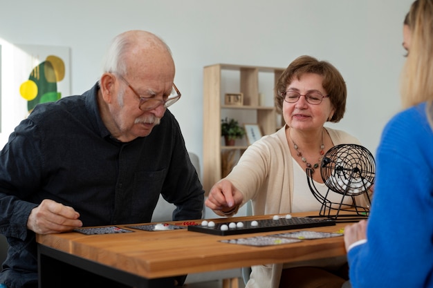 Foto grátis feche as pessoas jogando bingo