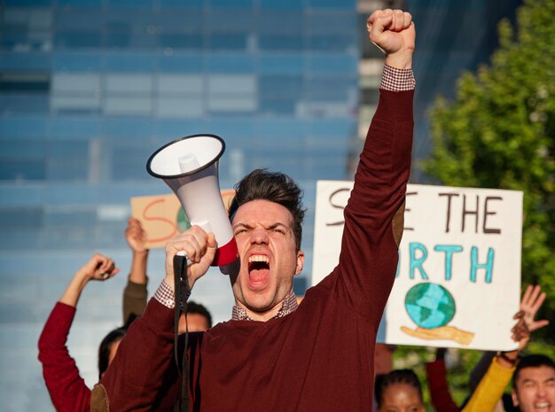 Feche as pessoas protestando ao ar livre