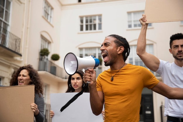 Foto grátis feche as pessoas protestando com cartazes