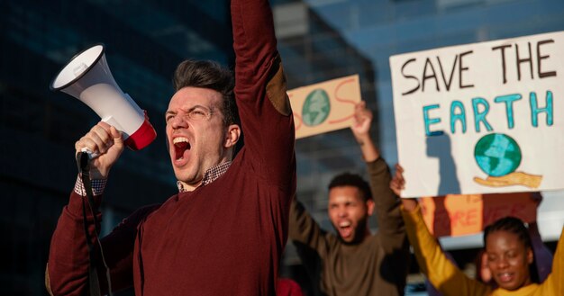 Feche as pessoas protestando contra o aquecimento global