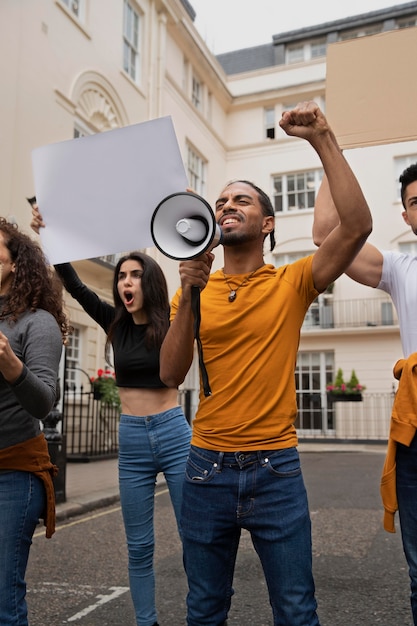 Foto grátis feche as pessoas protestando juntas