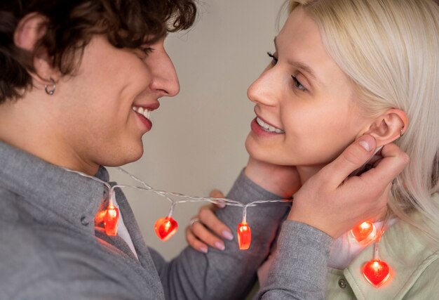 Foto grátis feche as pessoas sorridentes com luzes