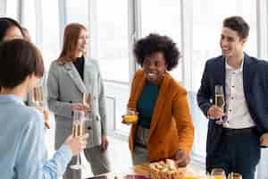 Foto grátis feche as pessoas sorridentes no evento de trabalho