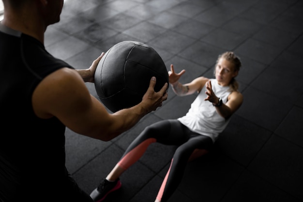 Foto grátis feche as pessoas treinando com bola